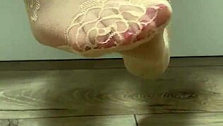 очень горячая демонстрация моих сексуальных ног в облегающих колготках