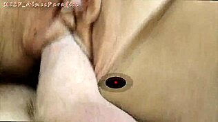 Sladka agonija se odvija za zrelo rdečelasko žensko v tihih trenutkih