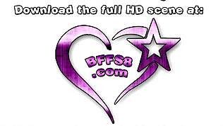 Chceš vidieť tri kamarátky jazdiť na chlapskom kohúte až vytrysknú?