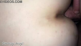 Gémissements sexy résonnent quand la bite dure glisse dans le cul serré du minet