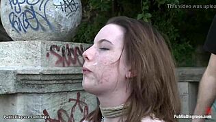 Hej, patrz jak biała brytyjska niewolnica dostaje baty publicznie!