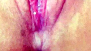 Kijk hoe mijn buurman mijn roze kutje streelt, ik kwam zo hard door zijn aanraking