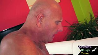 Raven amatrice adulte 18+ chatte pilonnée par vieux grand-père européen dans rodéo sauvage