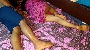 देसी लड़का सौतेली माँ के साथ बिस्तर शेयर करता है रफ चुदाई से पहले