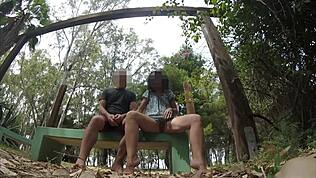 Tujec me je ujel pri masturbaciji v parku in mi pomagal z orgazmi