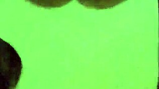 Žena vara z staro latinsko milf prijateljico v kukold jebanju