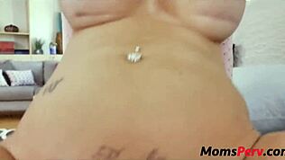 यो, ये ब्रिटिश स्टेपमम अपने स्टेपसन के साथ जंगली चुदाई कर रही है... पागलपन है! 😜