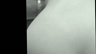 Rosyjska młoda 18+ jeździ na dużym kutasie w pozycji cowgirl dla przyjemności