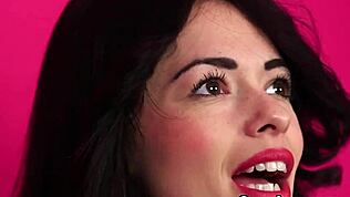 דוגמנית חמה מקבלת פנים ובלעה בפאנץ' מציצה