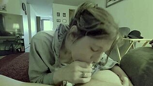 Kommer hårt medan hon suger min kuk så skönt.