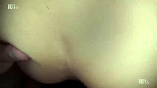 Japansk skjønnhet Yuki Ayaha i badekåpe blir hardt banket i dampende scene