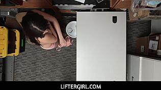 Хей Tory Bellamy, играй се с твърдата пишка на този охранител от мола сега!