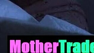 Dua ibu tiri milf pujuk anak tiri join sesi geng bang liar.