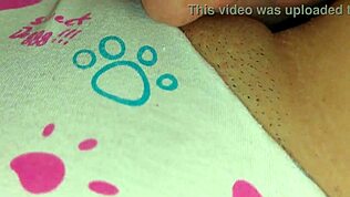 Irmã postiça pega se tocando, não resisti ao squirt na buceta em 69!