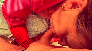 Ich lutsche leidenschaftlich Omis Schwanz im Korsett