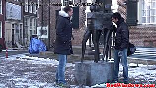 Nézd, ahogy holland kurva cumot kap a cicijére Hollandiában?