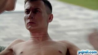 יוג'מיי - דוגמנית רזה טיפני טאטום נדפקת על ידי צ'רלי דין ליד הבריכה