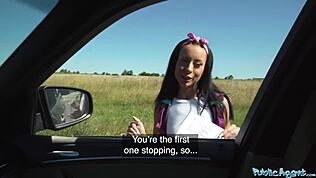 Публичен агент я закача за сделка за секс навън! 😜