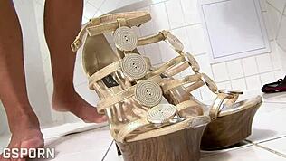 Jag är sexig brunett milf med hårig fitta i duschen