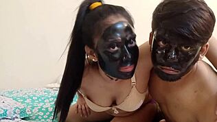 מקבלת זיון בזמן שהבעל שלה נח לידה במיטה סקס דסי מדהים