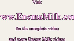 Сиськи лесба лижет бабенку с клизмой сзади!