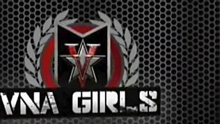 Maxine X taquine avec un gode dans son petit trou cambodgien juteux