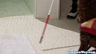 สาวลาตินสวยได้ปากดีในห้องอาบน้ำร้อนกับเพื่อน