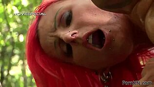 Rosa-haarige Bianca pinkelt draußen und wird wild mit Deepthroat-Action