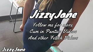 Nauczycielka Nakazuje Uczniowi Spuścić Się w Jej Majtki i Je Poprawić