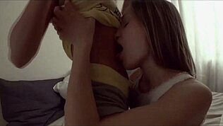 To brunette engagerer sig i hed lesbisk action med slikning og fingering