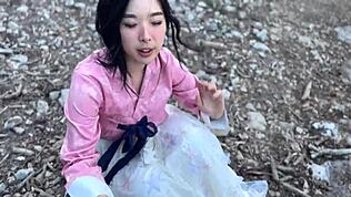 वाह! के-पॉप गर्ल एक्टर को स्टीमी कोरियन फॉरेस्ट में बांग करती है के-ड्रामा सीन