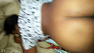 Keese tvrdě ošuká Beccinu kundu, zatímco jí poskakuje velká prdel