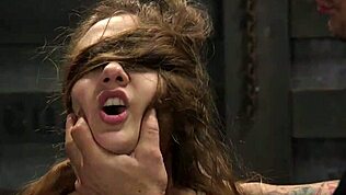 Brunette stagiaire doet mee aan groepstraining oefening