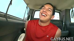 Băieți călăresc tare în acțiune gay explicit