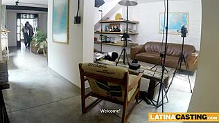 يا إلهي هذه الشرموطة اللاتينية الشقراوات الداكنة تأخذه عميق في كل وضع لوظيفتها الجديدة