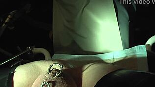 橡胶护士Agnes穿灰色乳胶裙给口交和前列腺按摩