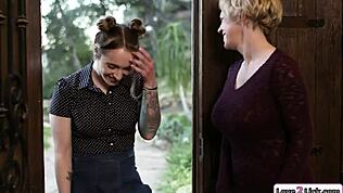 Ey, ¿has visto a una milf comiéndole el culo a un fan de hentai en sexo roleplay caliente?