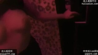 야, 이 섹시 중국녀 거리에서 플래싱 하는 거 봐, 호텔에서 박히는 거 보고 싶어?