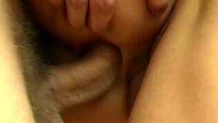 İnce Alman genç üvey kız kardeş için ilk sert çift penetrasyon detayı