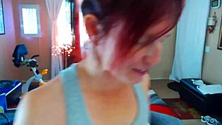 Seksowna Rudowłosa Laska Rozciąga Się Boso na Gorącej Sesji Jogi