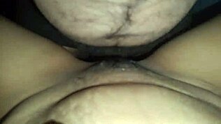 Hey, bu desi karı yatak odasında ev yapımı sert sikiliyor!