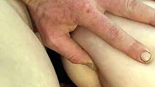 Amatőr csaj seggre spriccelve