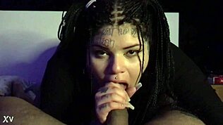 אני אוהב לראות את הארגנטינאית המקועקת מוצצת לי את הזין