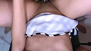 Estudiante Latina Tímida en Uniforme Impresiona al Maestro con Habilidades Apretadas