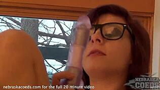 Kiki的首次拍摄捕捉害羞书呆子学生戴眼镜在新房展示坚挺乳头