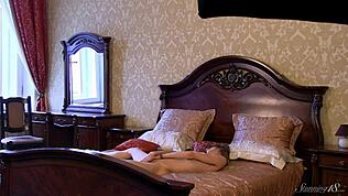 Model adorabilă 18+ se dezbracă din rochia lungă și rămâne goală complet 😍