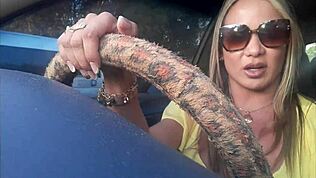 Yo, tjek denne muskuløse milf på gaden, giver vildt blowjob i en bus... sindssygt, ikk’? 😜