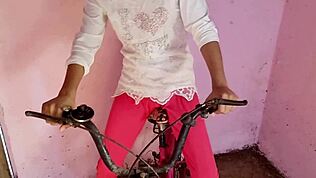 فتاة قرية تحصل على تحليلي قاسي أثناء ركوب الدراجة، أصدقاء يمسكونها