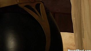 BDSM Lezbiyen Üçlüde Bağlı Kölelerle Derin Strapon Oyunu