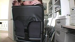 Η καυτή Brandy επιδεικνύει τα τεράστια βυζιά της σε καυτή φωτογράφιση